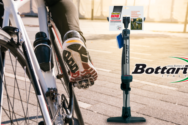 Pompa con manometro Bicycle pump with manometer